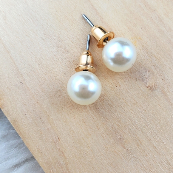 💫 5/$25 Stunning Pearl Earrings 💫 - Picture 1 of 4